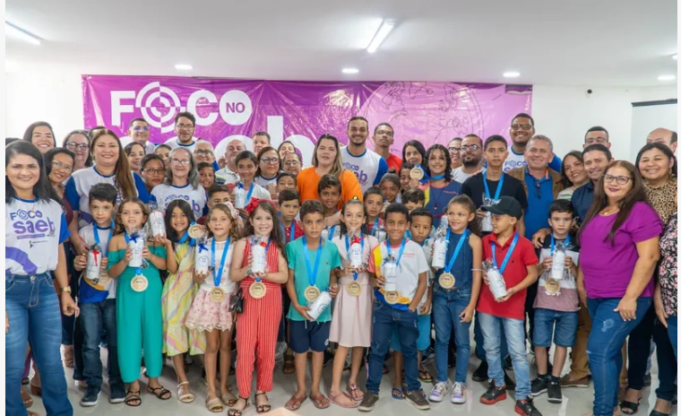 Semed realiza reunião sobre resultados da 2ª avaliação externa do Saeb e premia alunos destaques